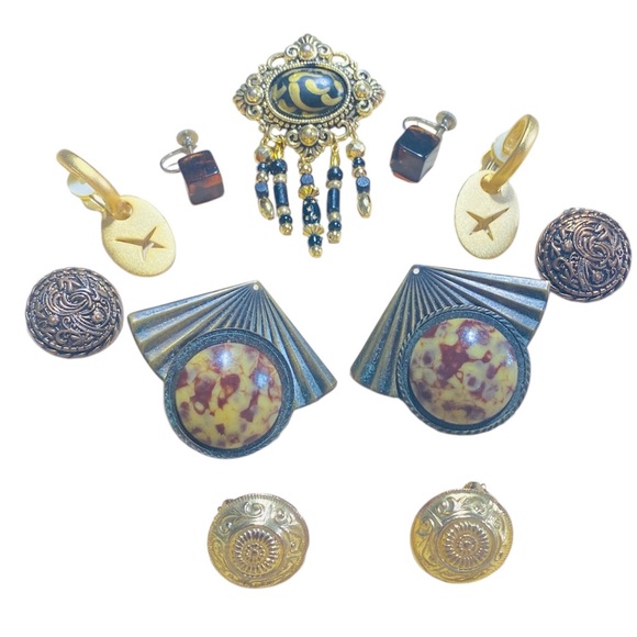 Vintage Jewelry Lot Five pairs Clip On Earrings One Brooch Pin Gold Bronze Tones - Picture 9 of 9